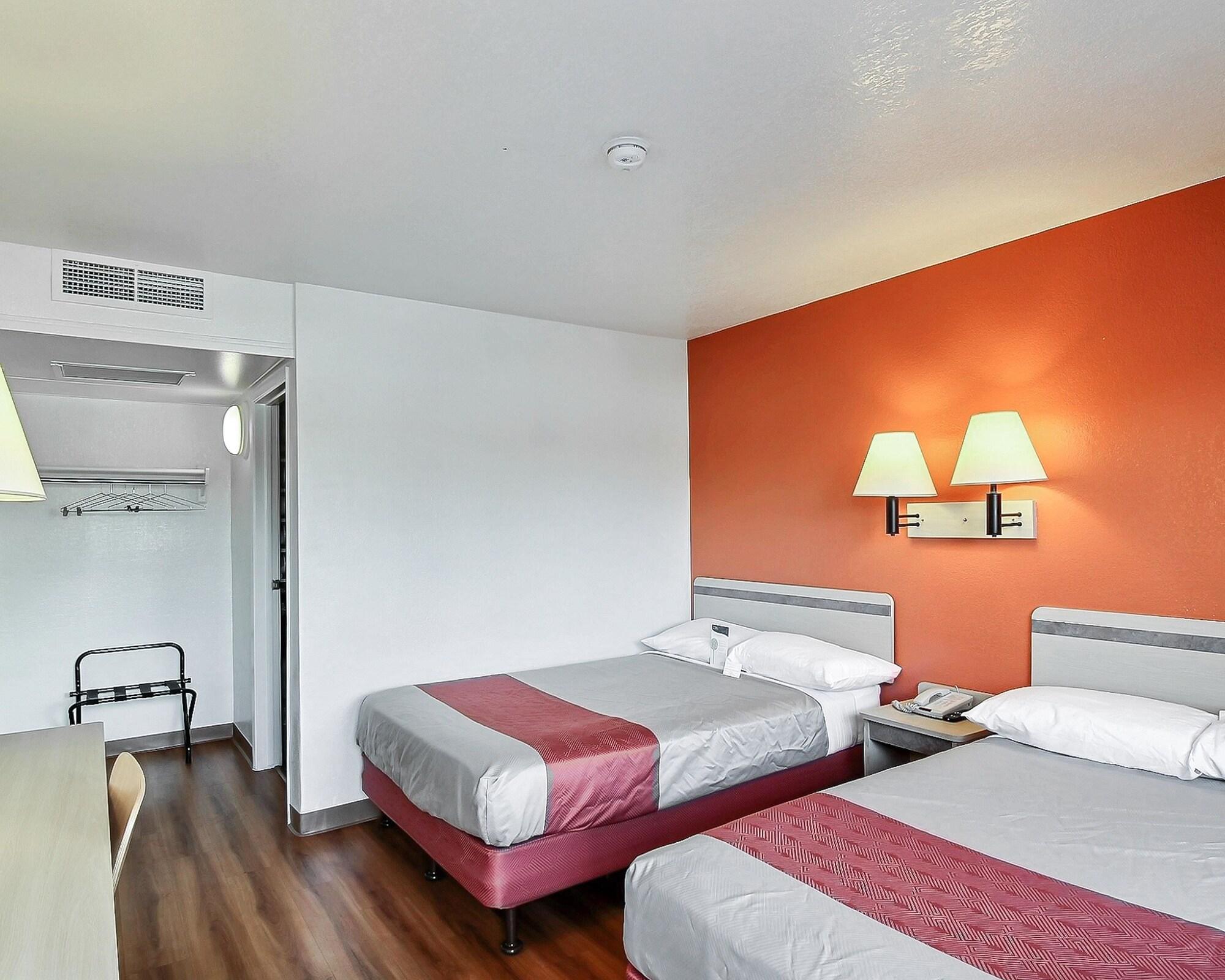 Hotel 6-palmdale, Ca 2*