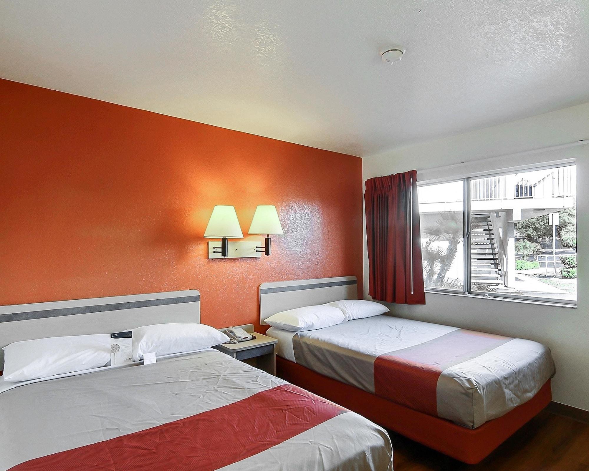 6-palmdale, Ca Hotel